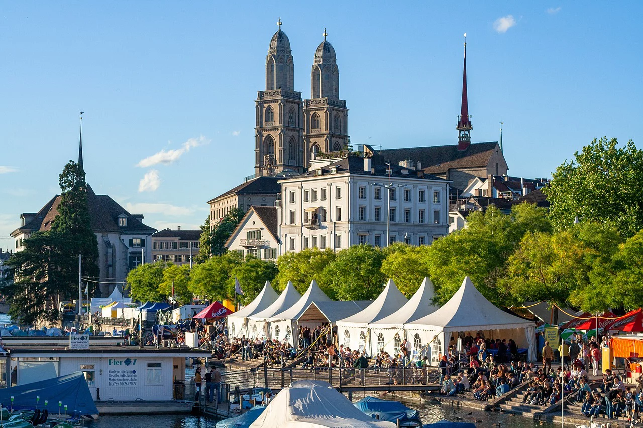 Das Bild zeigt den Blick auf das Grossmünster mit einem Strassenmarkt davor