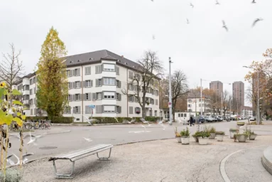 Das Foto wirft einen Blick vom Bullingerplatz auf die Fassade der Siedlung.