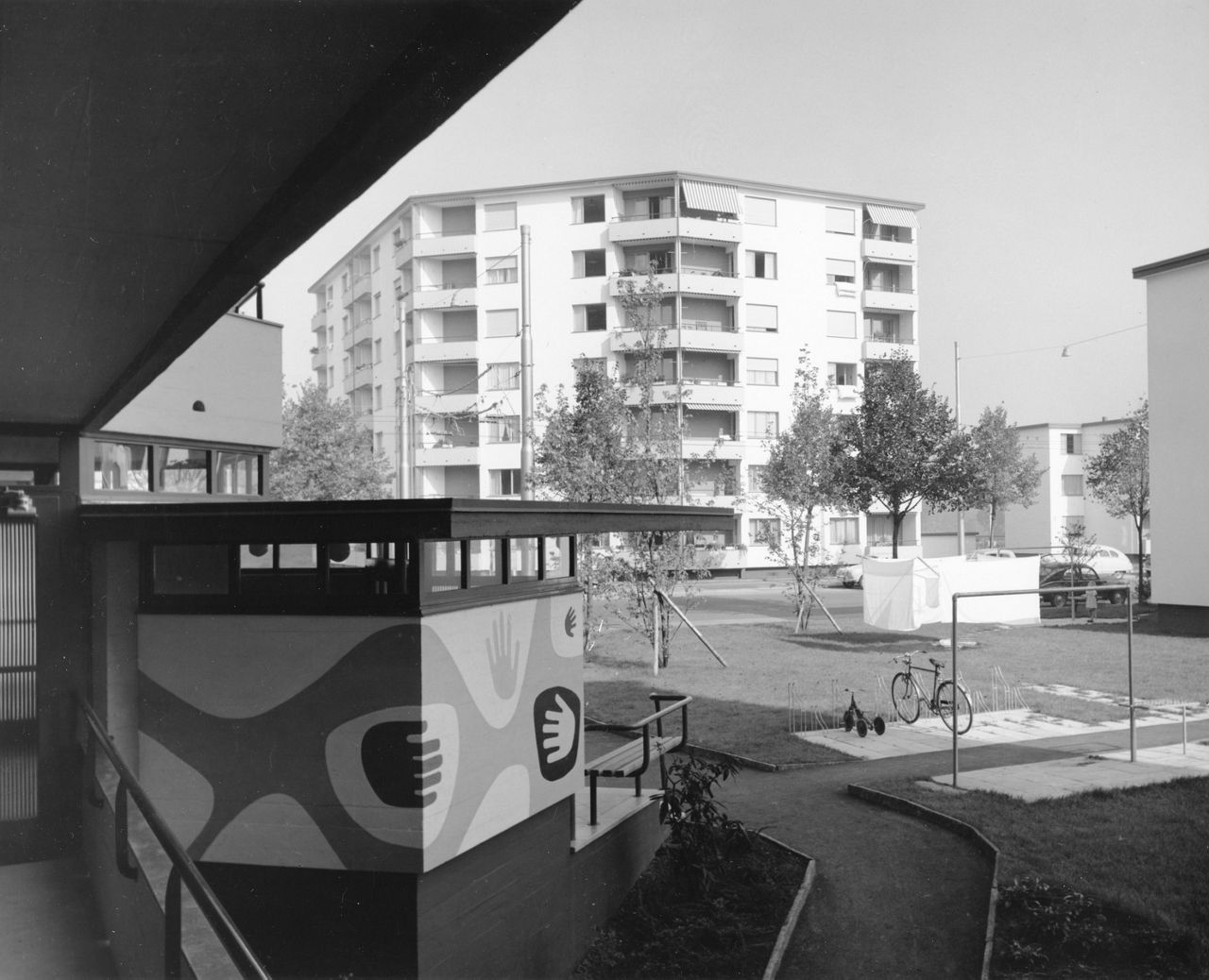 Der Innenhof mit Blick auf das Hochhaus. Bild: Baugeschichtliches Archiv, Michael Wolgensinger