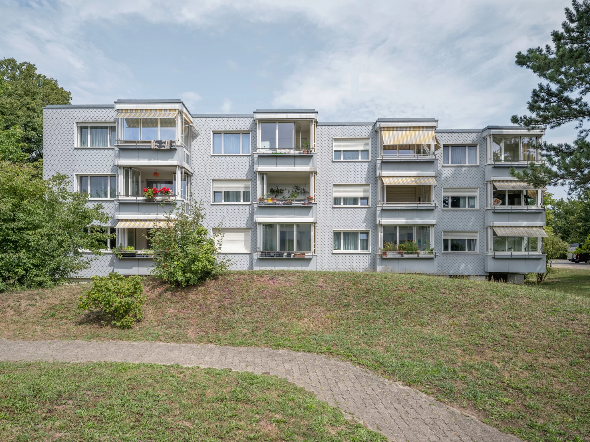 Das Foto wirft einen Blick auf die Fassade der Siedlung. Bild: Tom Licht