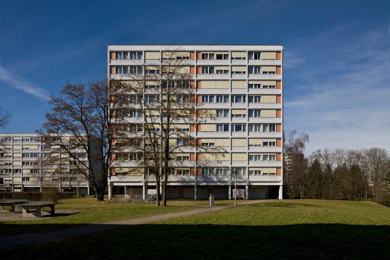 Das Foto wirft einen Blick auf die Fassade der Siedlung.