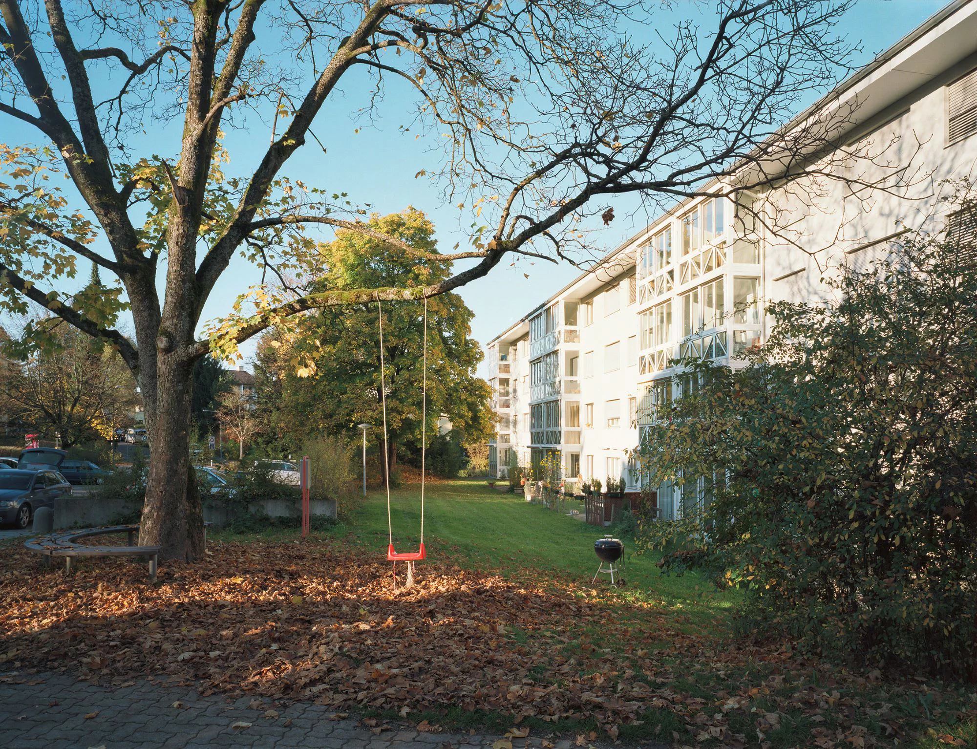 Das Foto wirft einen Blick auf die Fassade der Siedlung.