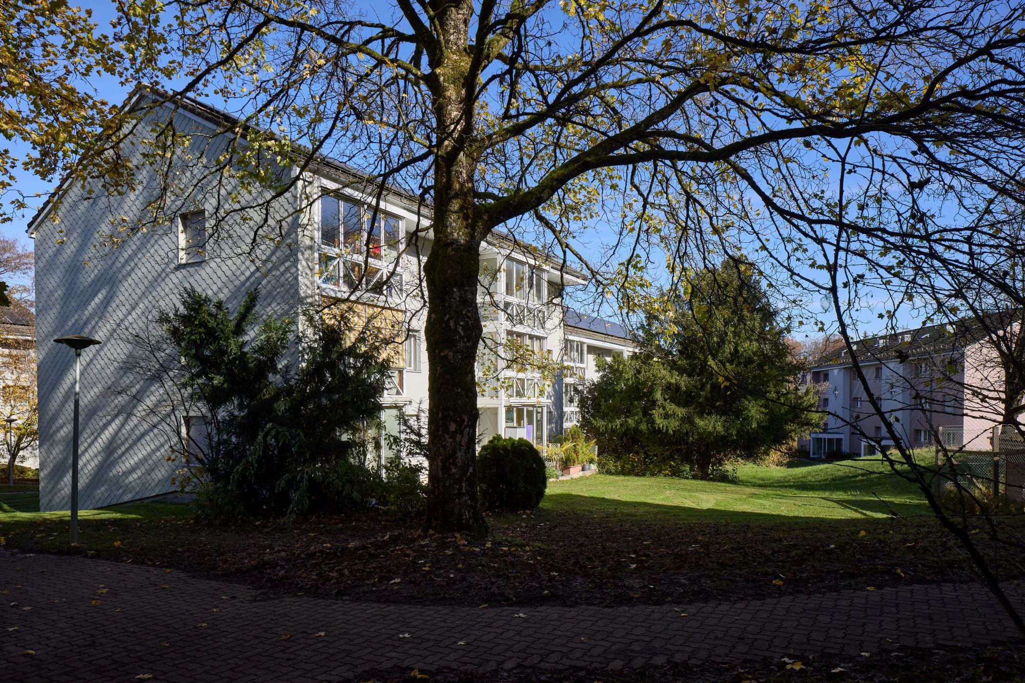 Das Foto wirft einen Blick auf die Fassade der Siedlung. Bild: Rita Palanikumar
