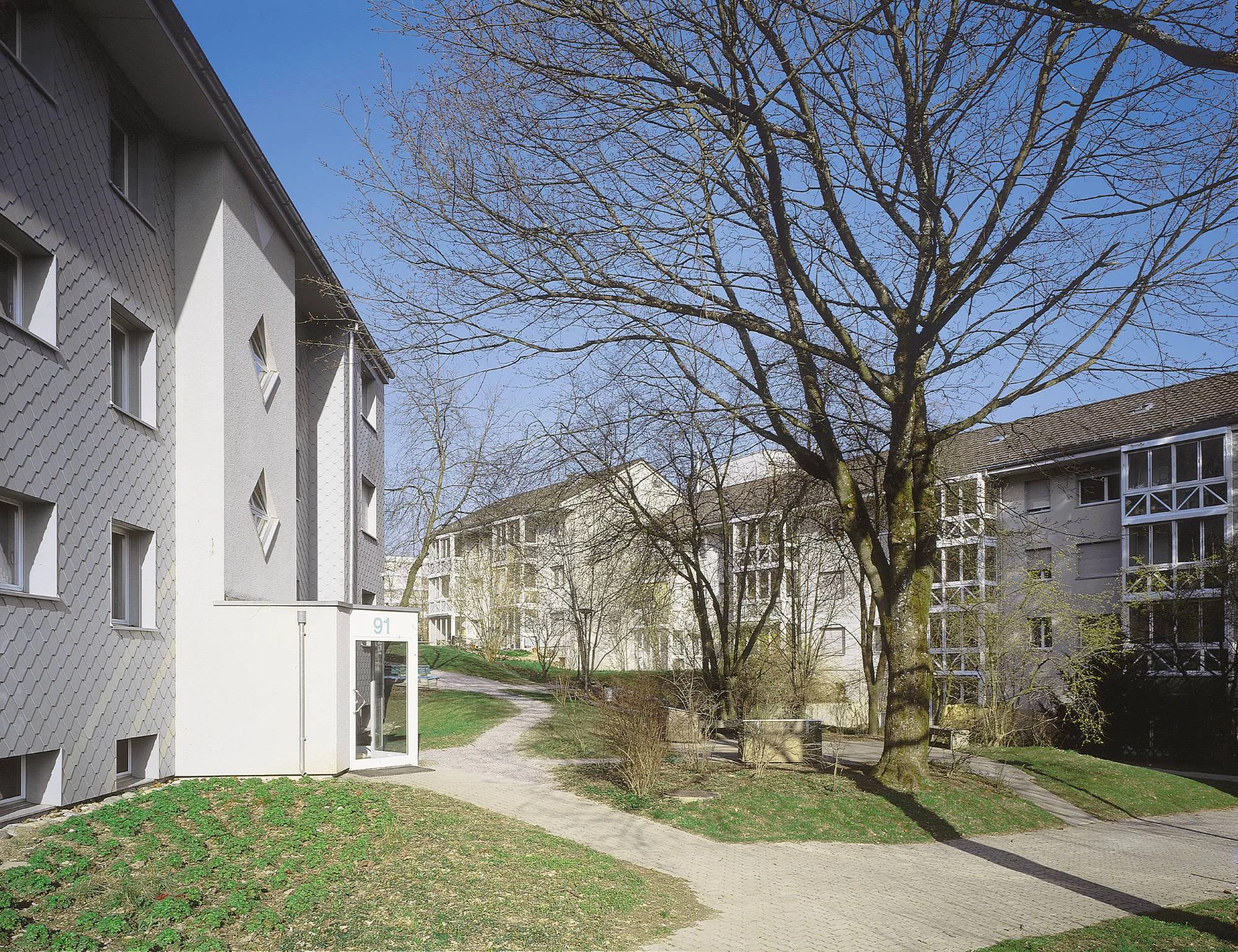 Das Foto wirft einen Blick auf die Fassade der Siedlung.