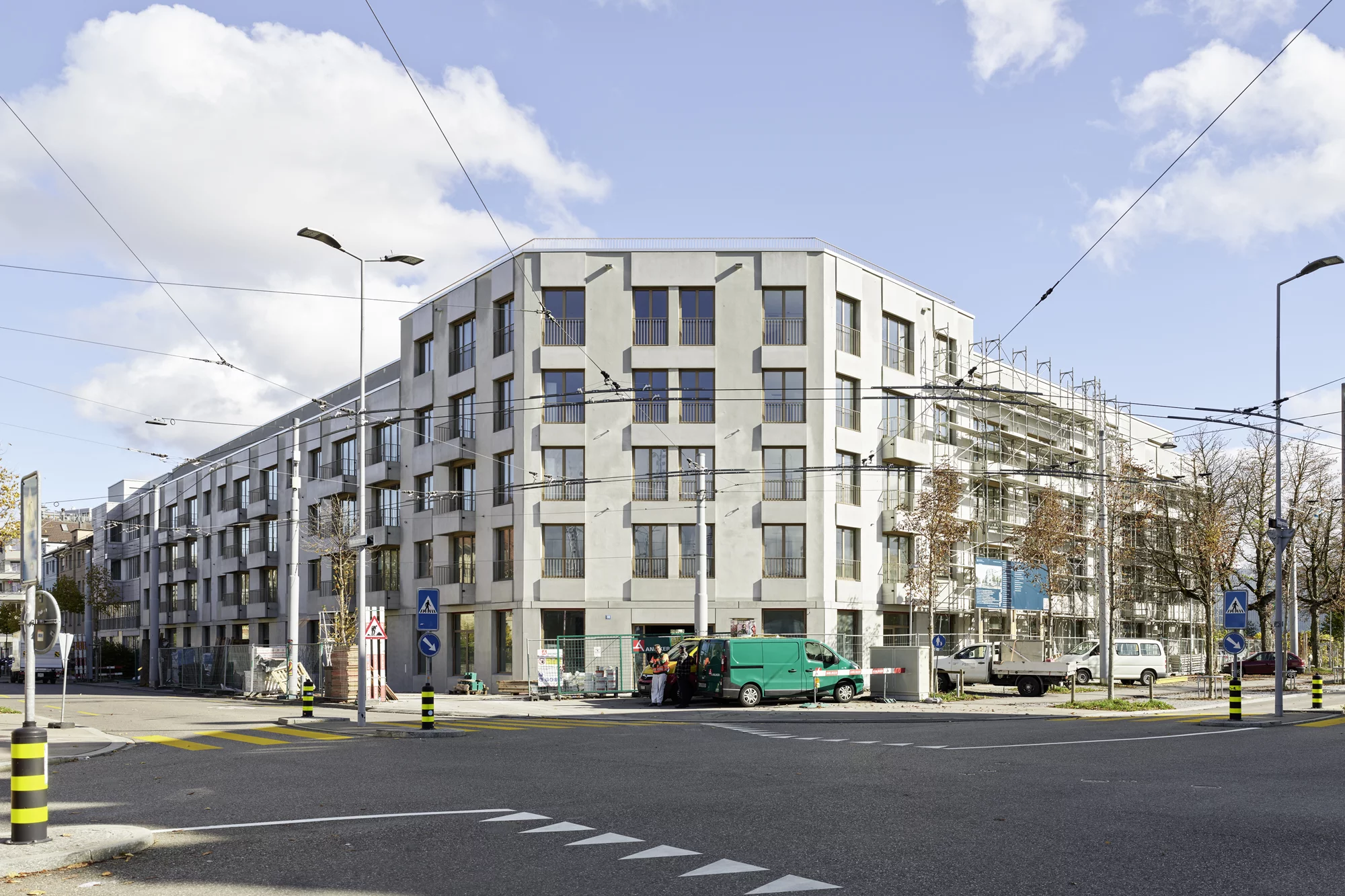 Das Foto wirft einen Blick von der Strassenecke auf die neue Wohnsiedlung.