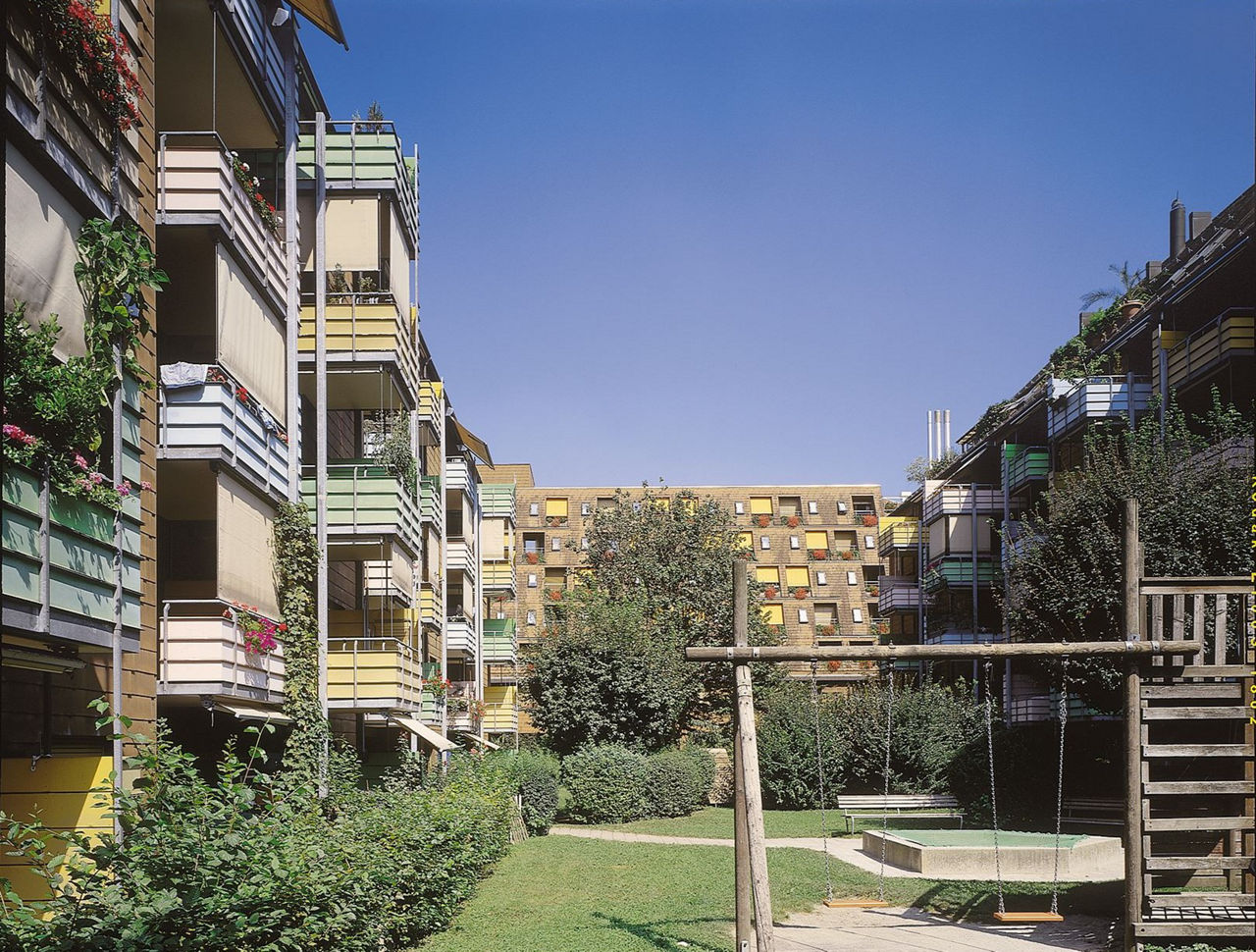 Die Innenhöfe bieten geschützte Begegnungszonen. Bild: Walter Mair