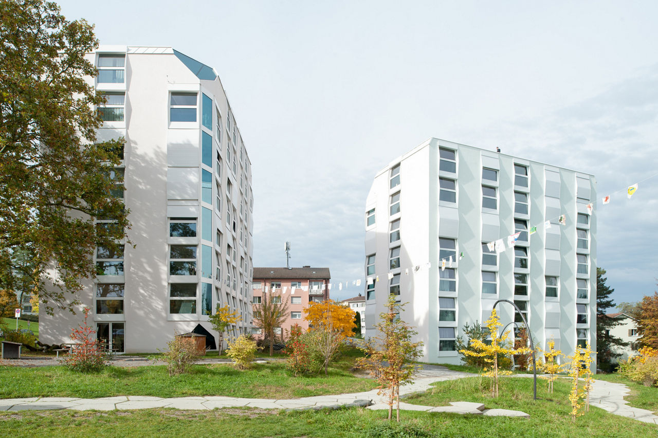 Das Foto wirft einen Blick auf die Fassade der Siedlung.