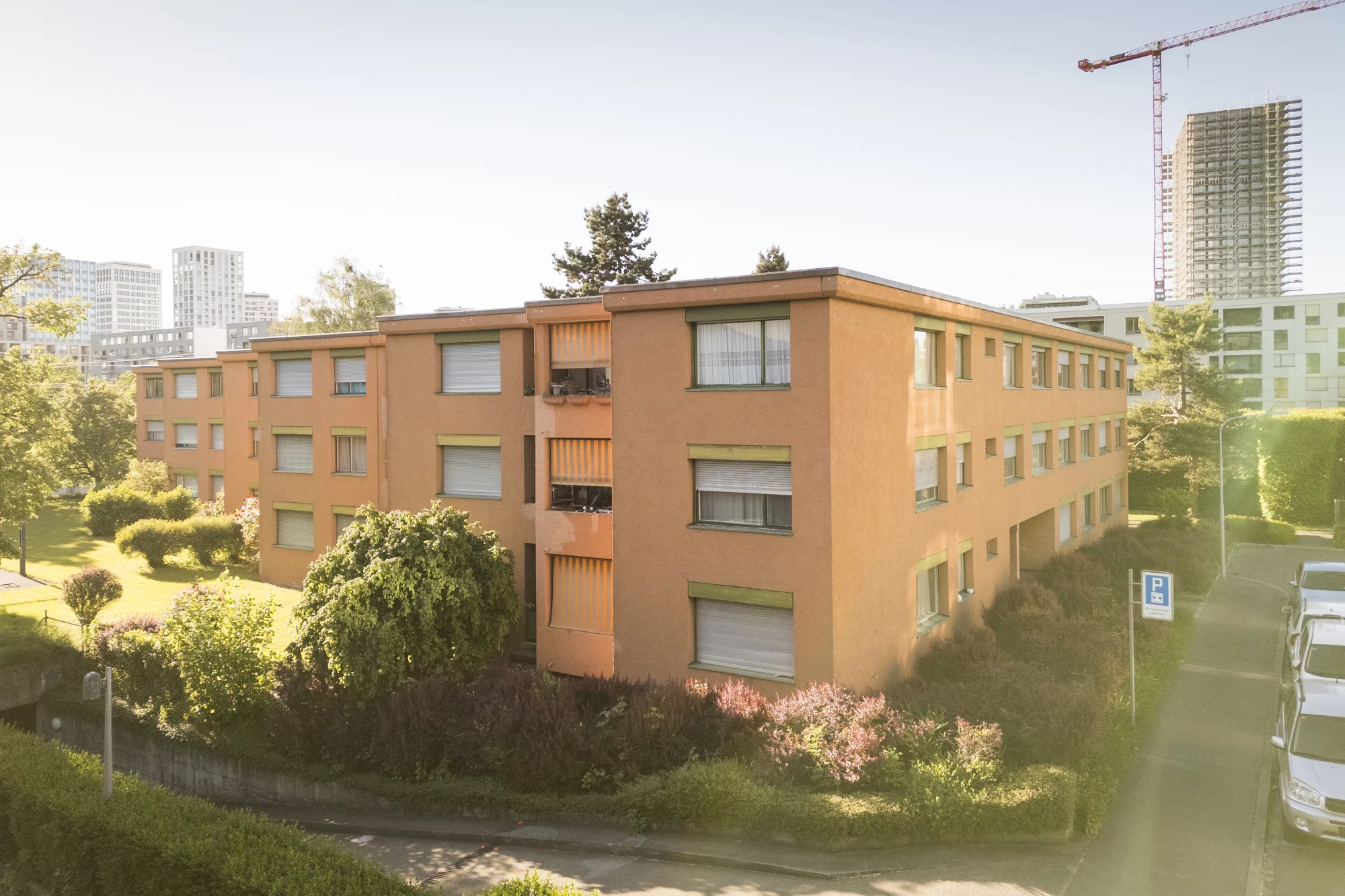 Das Bild zeigt einen Blick auf die Fassade der Wohnsiedlung.