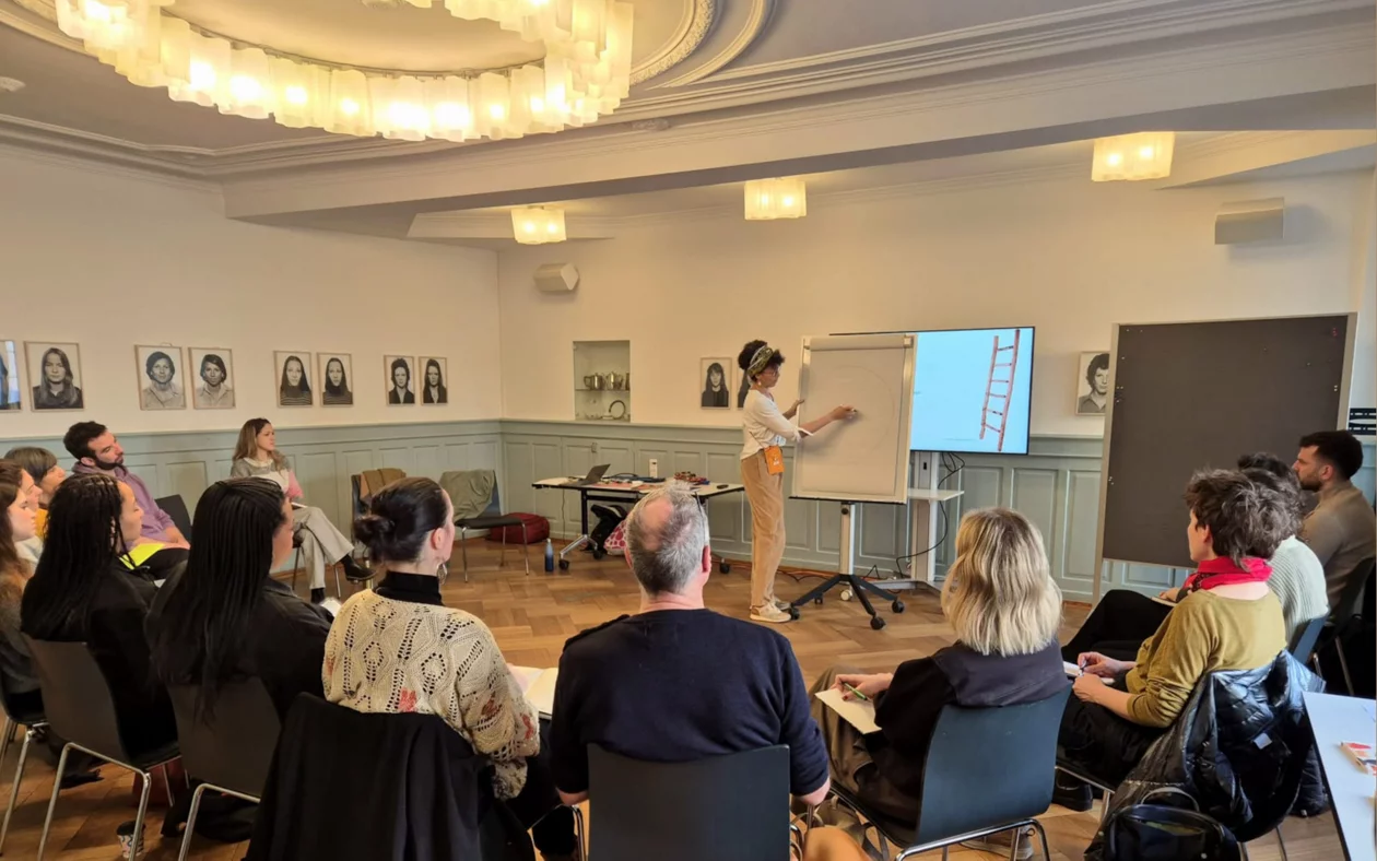 Teilnehmende sitzen am Workshop im Kreis