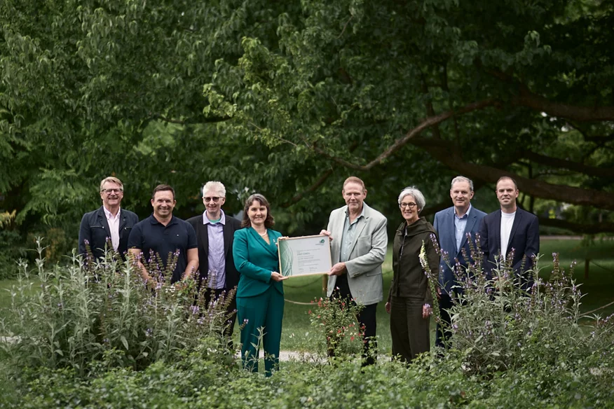 Die Gold-Auszeichnung wurde am 12. Juni 2026 durch Christoph Schärer, Vizepräsident der Vereinigung Schweizerischer Stadtgärtnereien und Gartenbauämter (VSSG), im Auftrag von «Grünstadt Schweiz» an Stadträtin Simone Brander überreicht. An der Übergabe nahmen stellvertretend für die Stadt Zürich teil (Bild von links nach rechts): Axel Fischer GSZ, Tobias Bernhard SSD, Petra Kropp WVZ, Christine Bräm GSZ, Urs Feuz VBZ, Manuel Böhm LSZ.