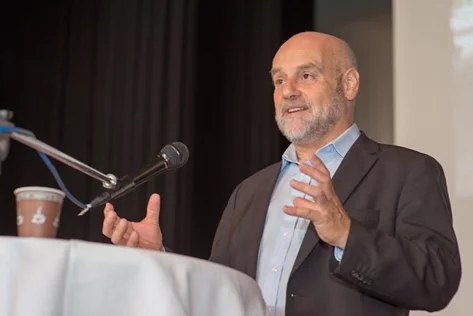 Stadtrat Dr. André Odermatt am Rednerpult, gestikulierend