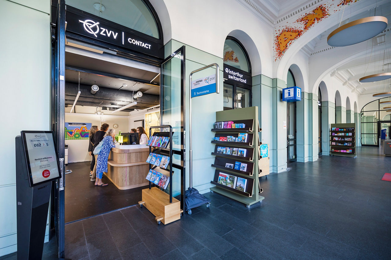 Moderner ZVV Contact Schalter in Winterthur: Infos zu Tickets, Abos und Freizeitangeboten im Zürcher Verkehrsverbund.