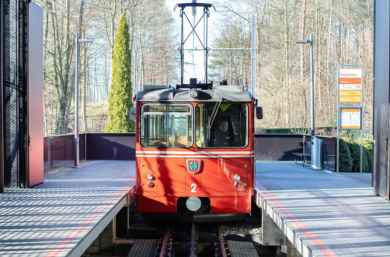 Die Dolderbahn Zürich steht bei der Bergstation.