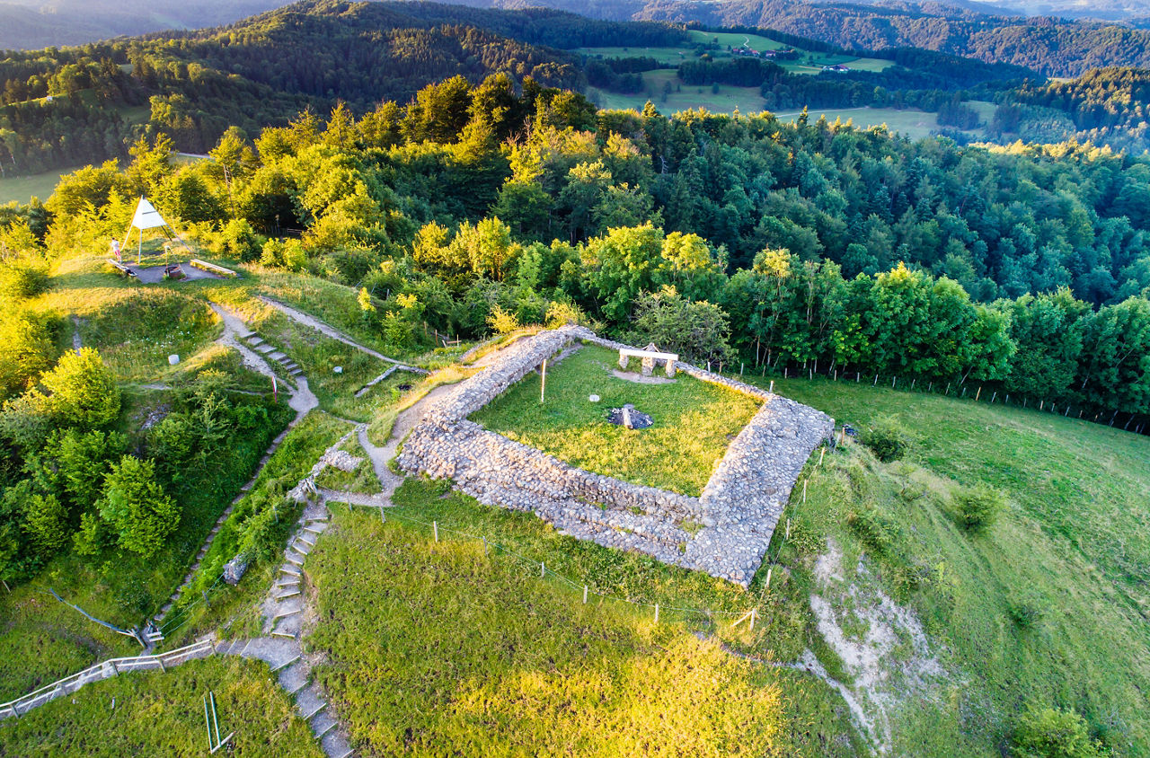 Luftaufnahme vom Schauenberg, mit Blick auf die Ruine. 