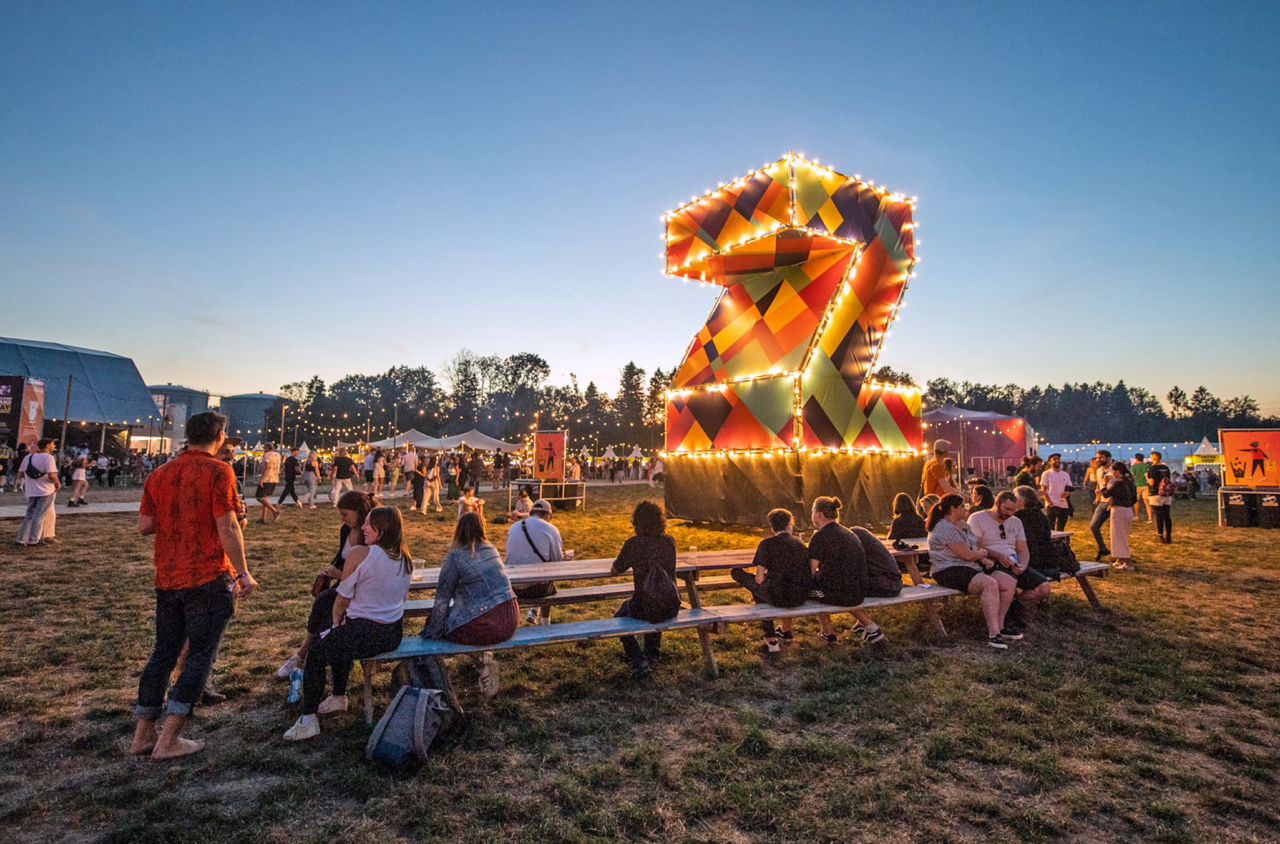 Festivalgelaende in der Abenddaemmerung