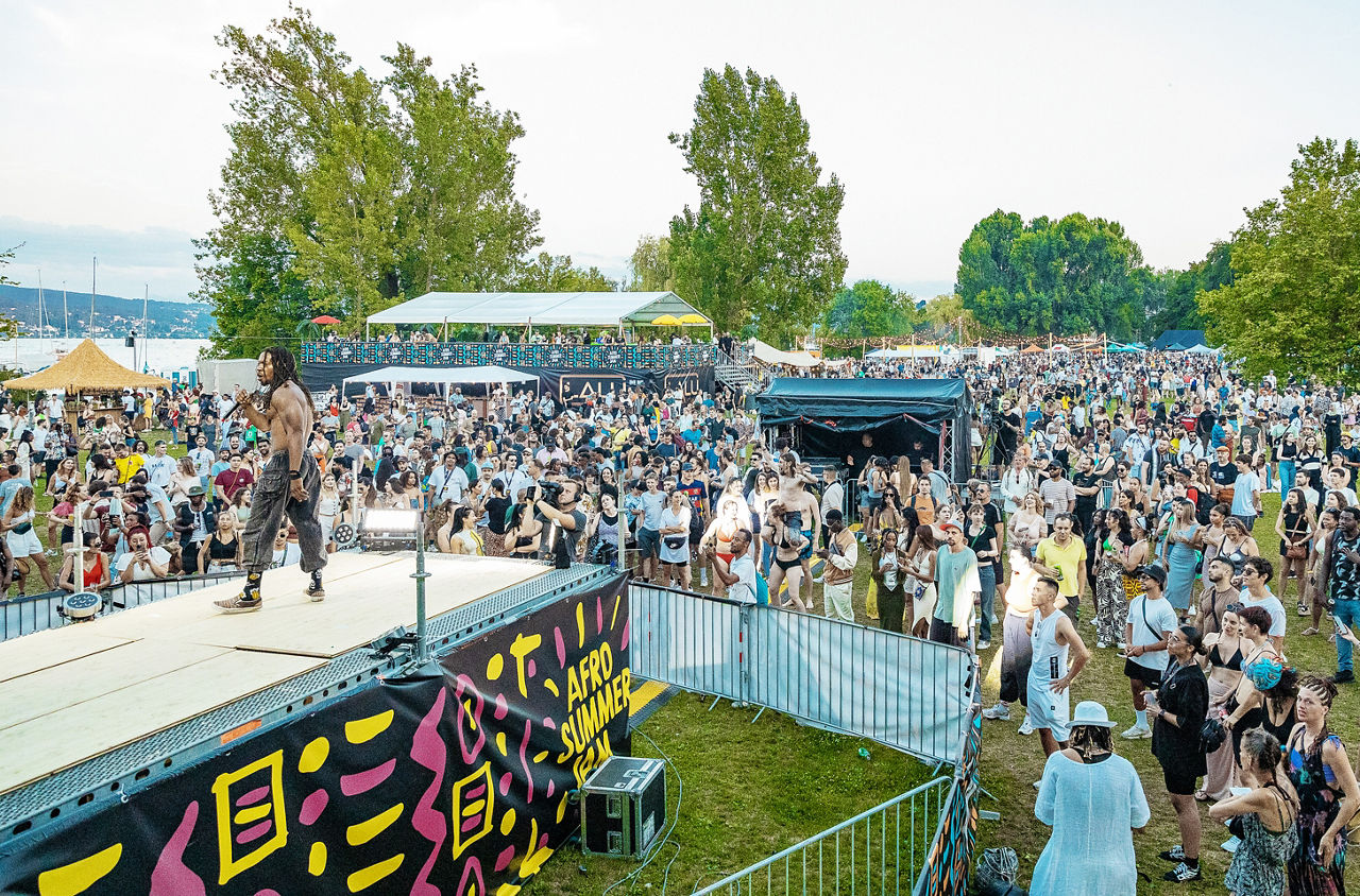 Bühne mit Konzert und Menschenmenge