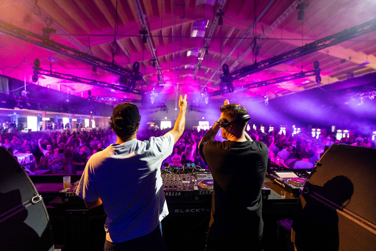 Main Stage mit DJ. 