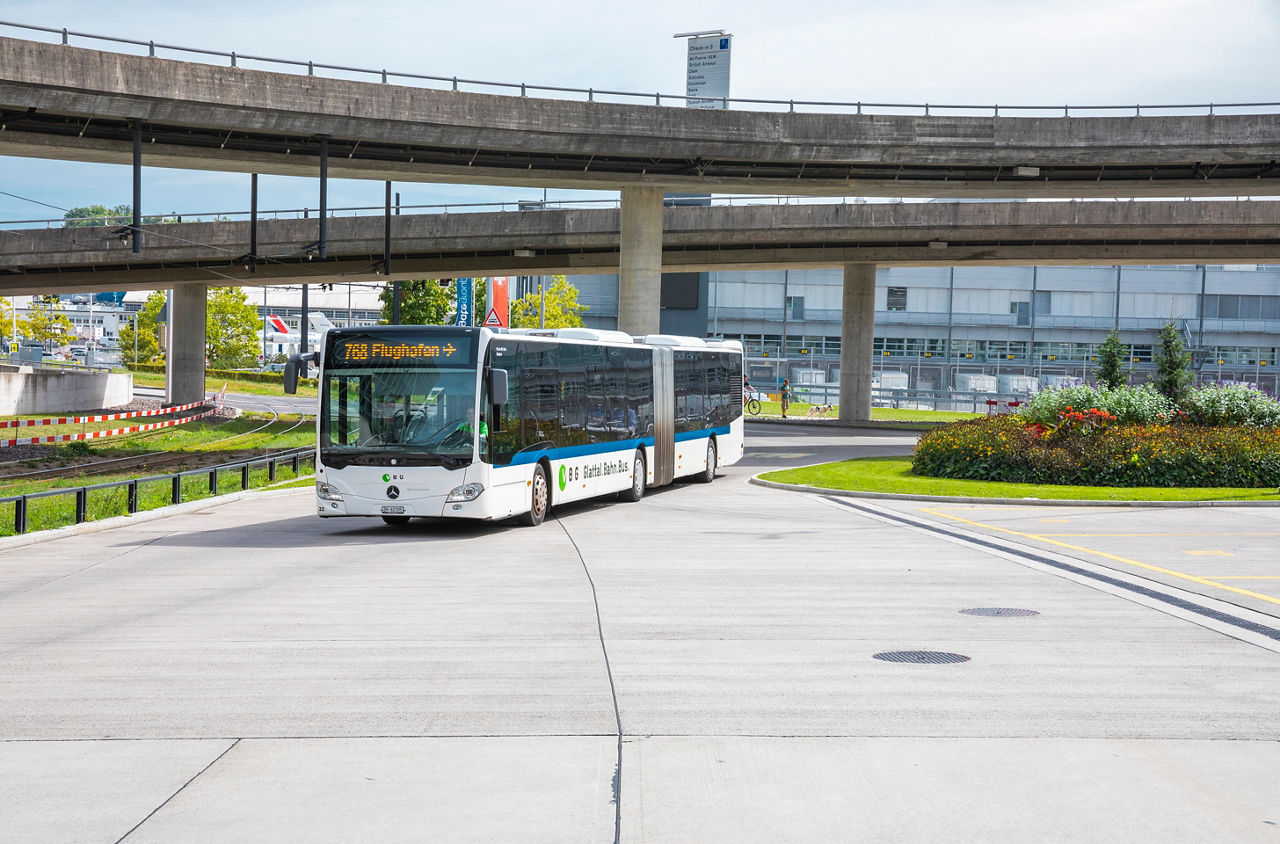 Bus der VBG auf der Strasse.