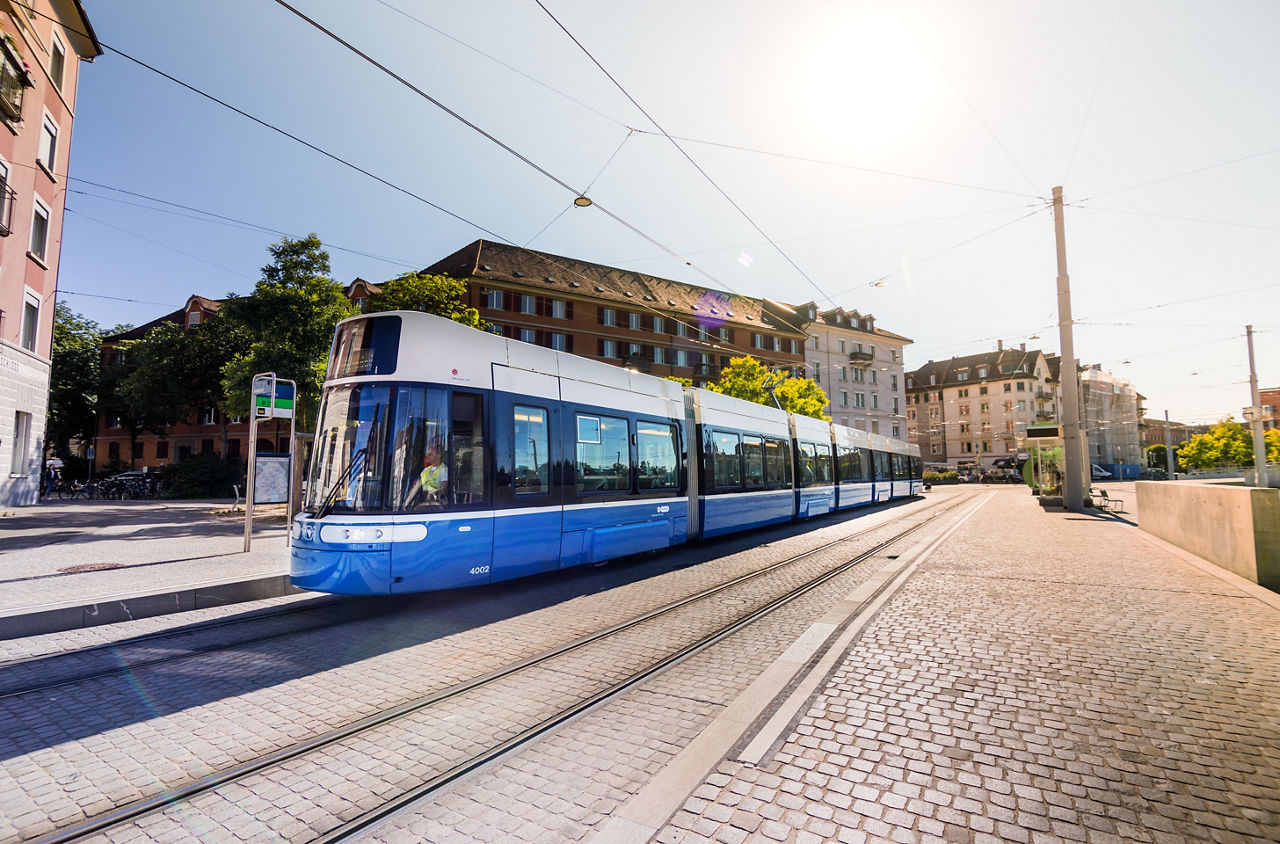 Tram der VBZ unterwegs in der Stadt.