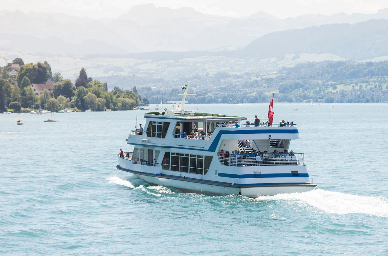 Schiff der ZSG auf dem Zürichsee.