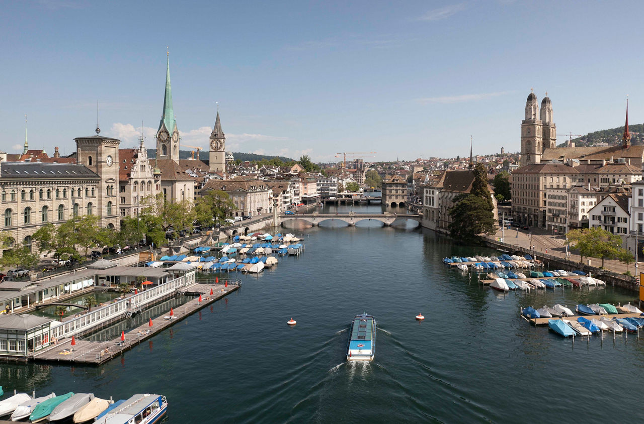 Limmatschifffahrt eBoot im Fluss von oben