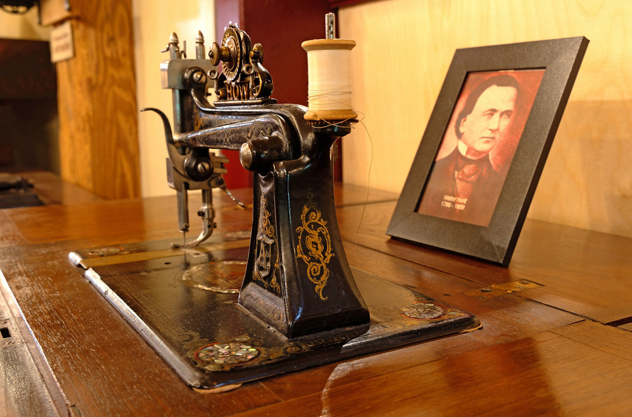 Alte, verzierte Nähmaschine im Nähmaschinen-Museum Dürnten.