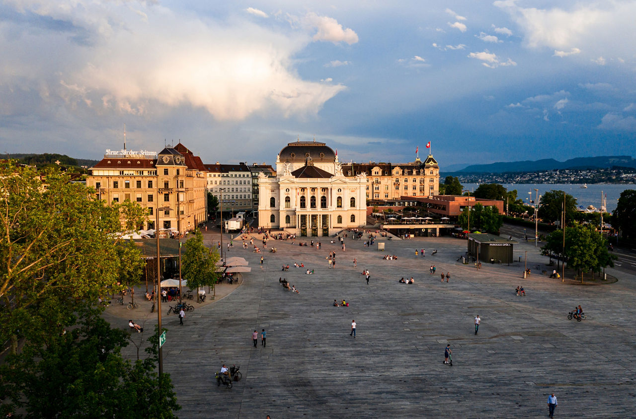 Opernhaus Zürich und Sechseläutenplatz