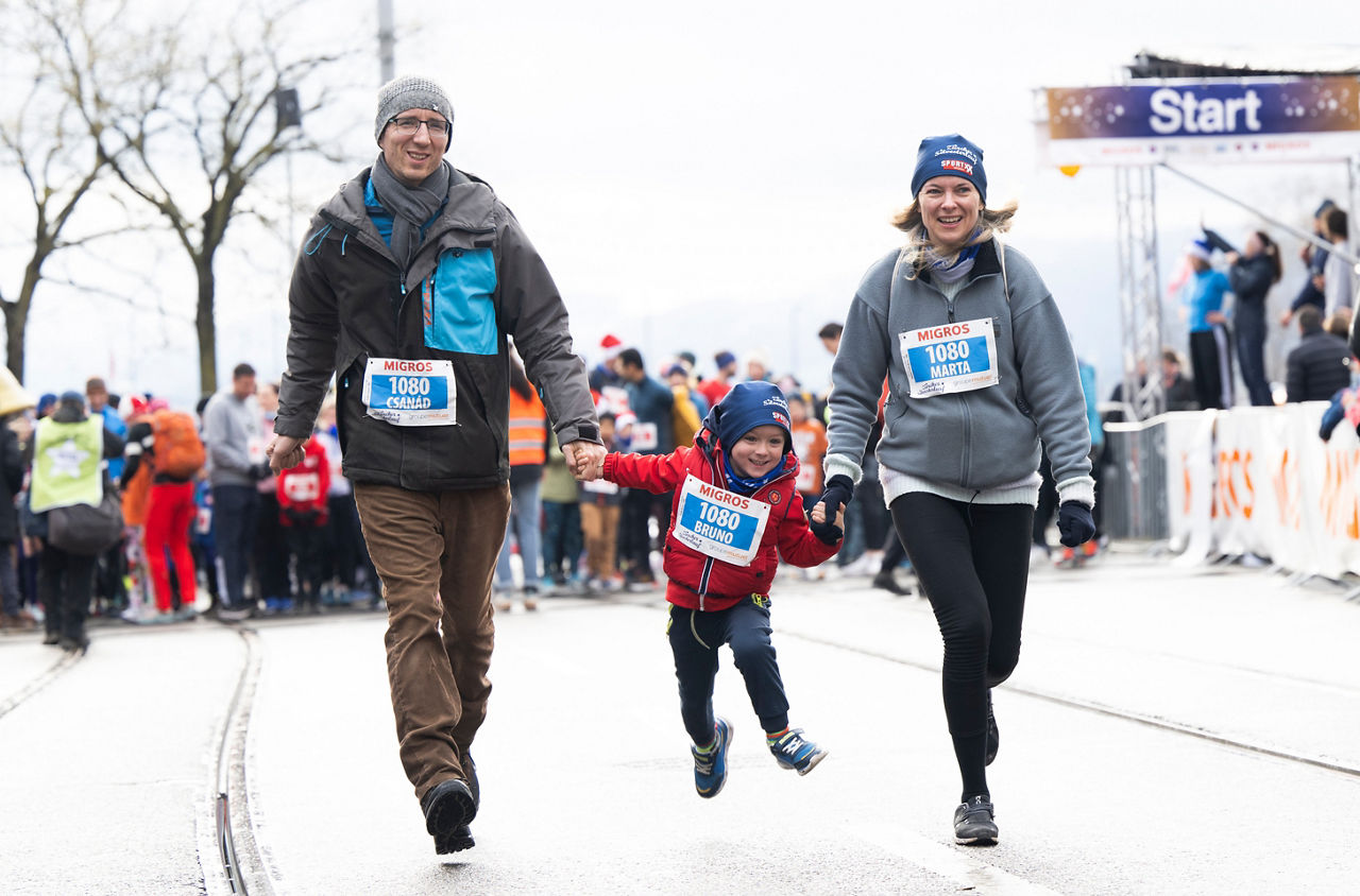 Familie am Laufen am Zürcher Silvesterlauf
