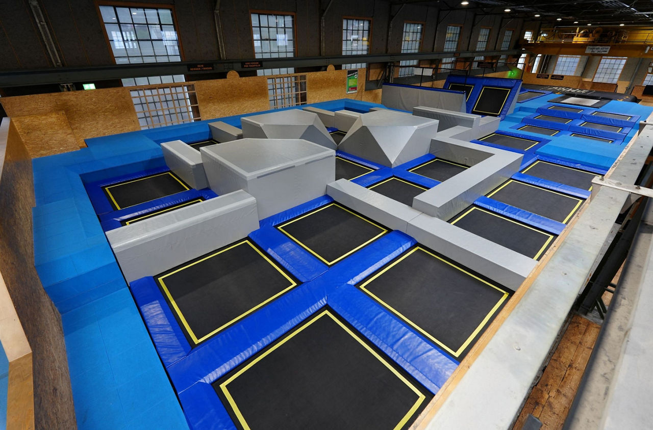Verschiedene Trampoline im Skillspark in Winterthur. 