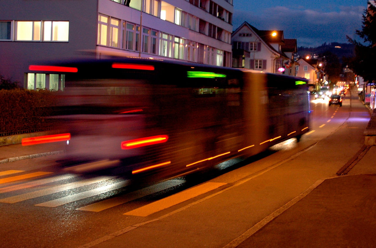 Bus fährt durch die Nacht