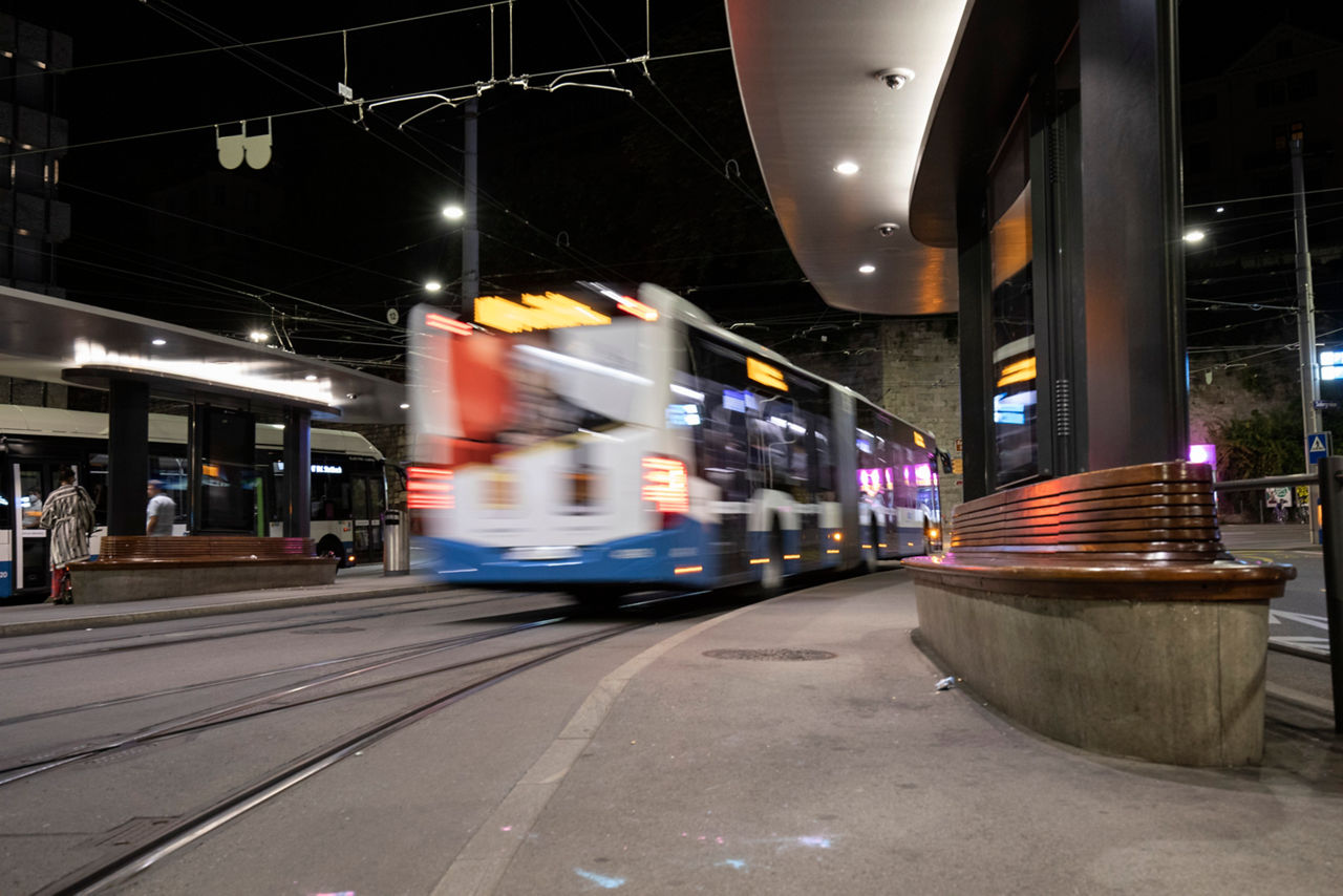 Bus fährt durch die Nacht.