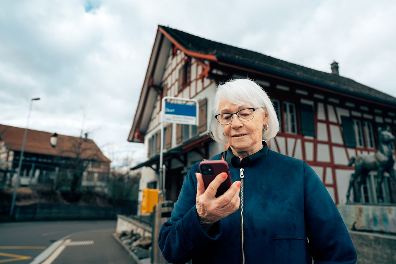 Kinder steigen aus einem Tram 