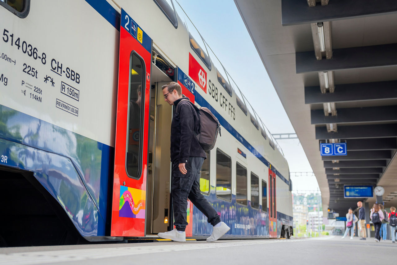 Fahrgast steigt in Zug ein. 