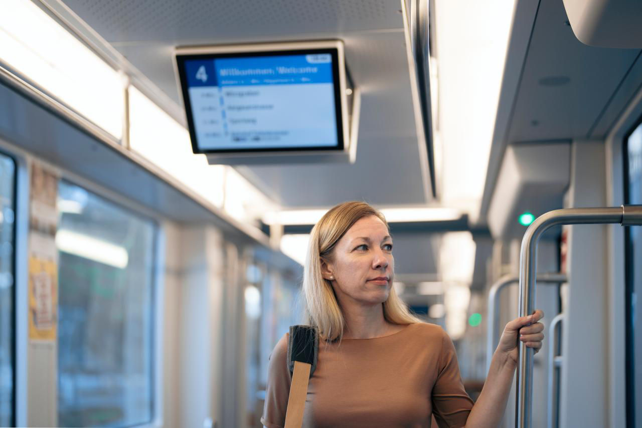 Blonde Frau in VBZ Tram