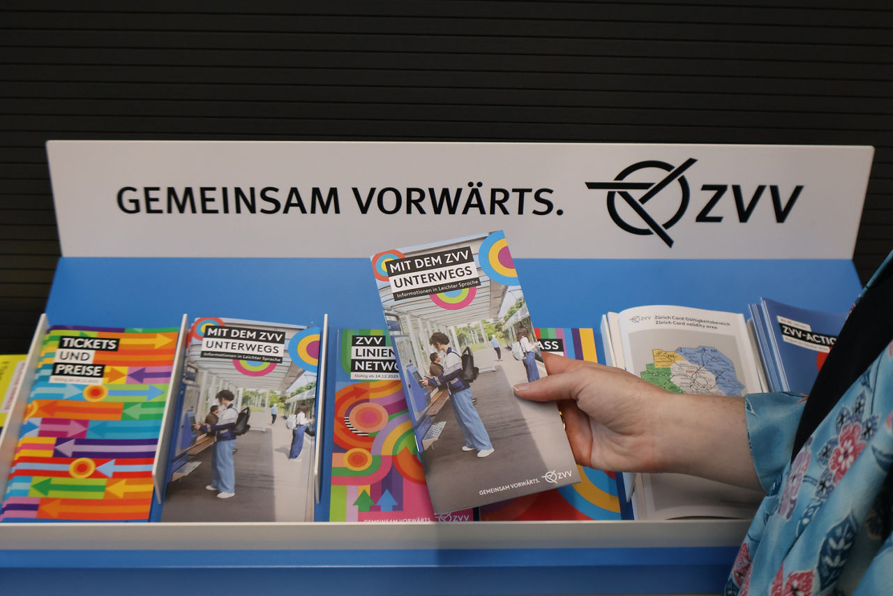Frau hält Leichte Sprache Broschüre in der Hand.