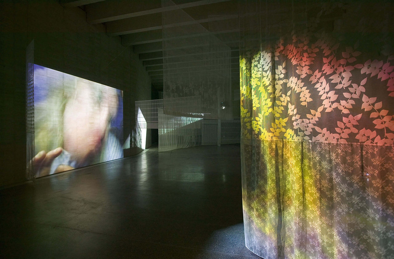 Installation aus Show a Leg von Pipilotti Rist im Migros Museum Zürich