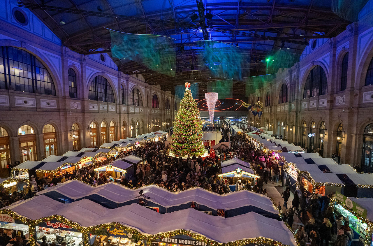 Halle von oben vom Polarzauber Weihnachtsmarkt Zürich Hauptbahnhof