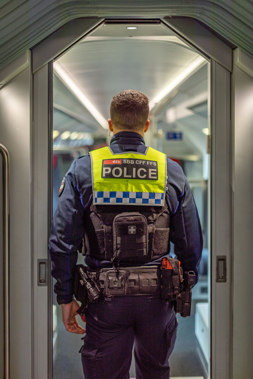 Transportpolizist der SBB von hinten im Zug