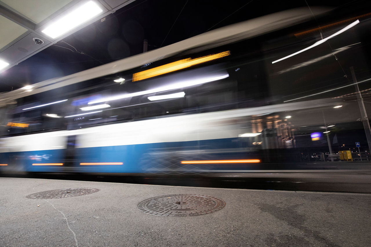 Blau-weisser VBZ-Bus in der Nacht