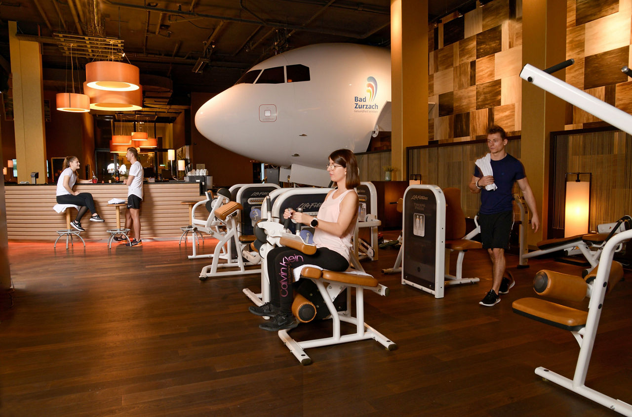 Eine Frau trainiert im Airport Fitness und Wellness am Flughafen Zürich