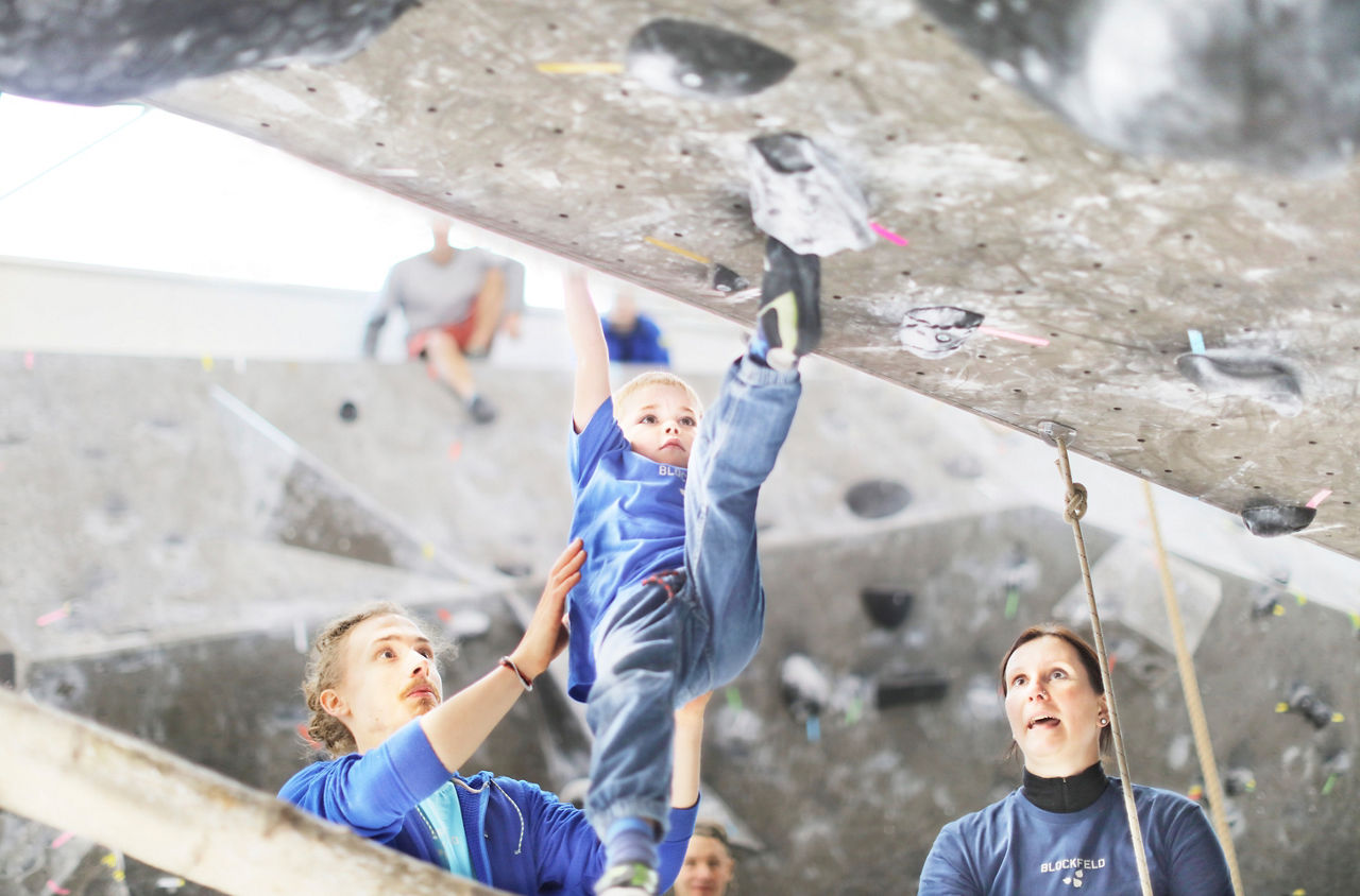 Kleiner Junge im Boulderpark Blockfeld Winterthur