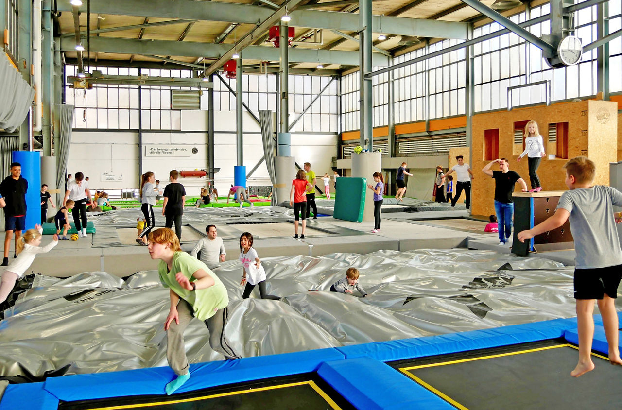 Kinder auf Trampolinen in der Trampolinhalle Bounce Lab Rüti ZH