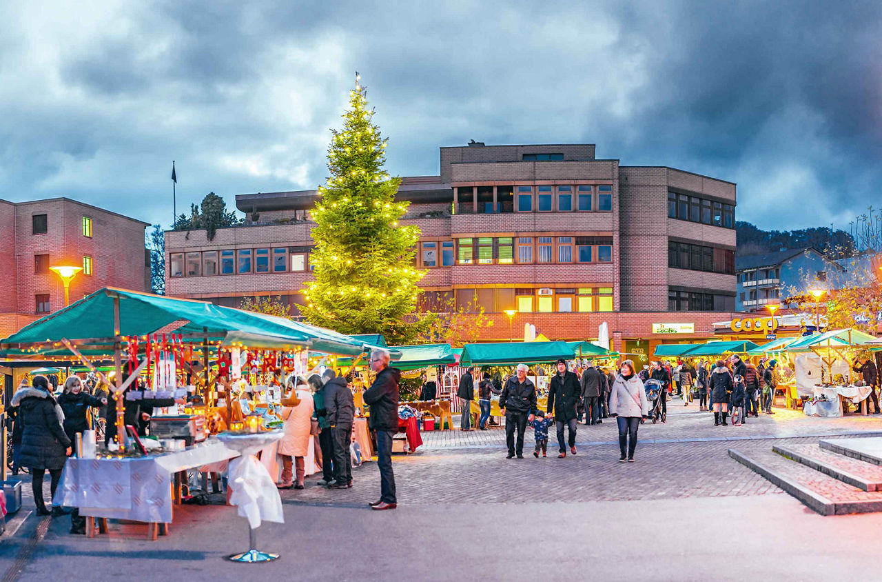 Marktstände am Weihnachtsmarkt von Effretikon