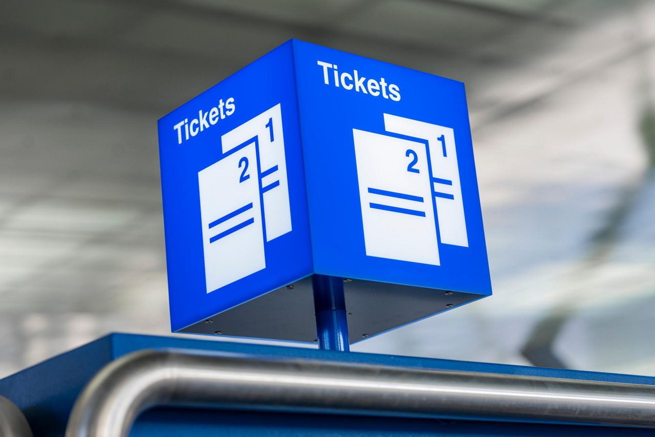 Blauer Würfel auf Ticketautomat mit Schrift: "Tickets"