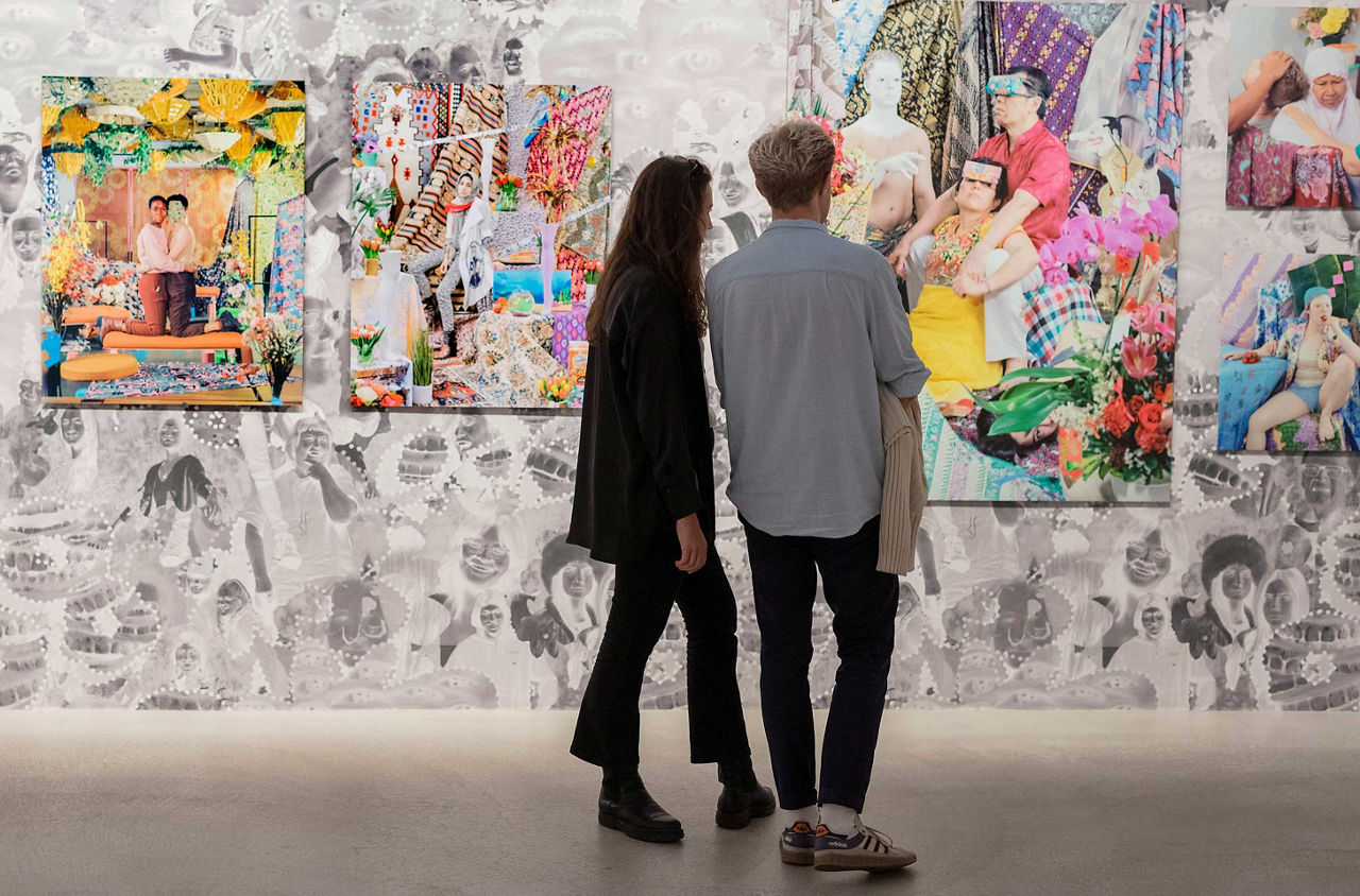 Besucher bestaunen die Ausstellung im Fotomuseum Winterthur