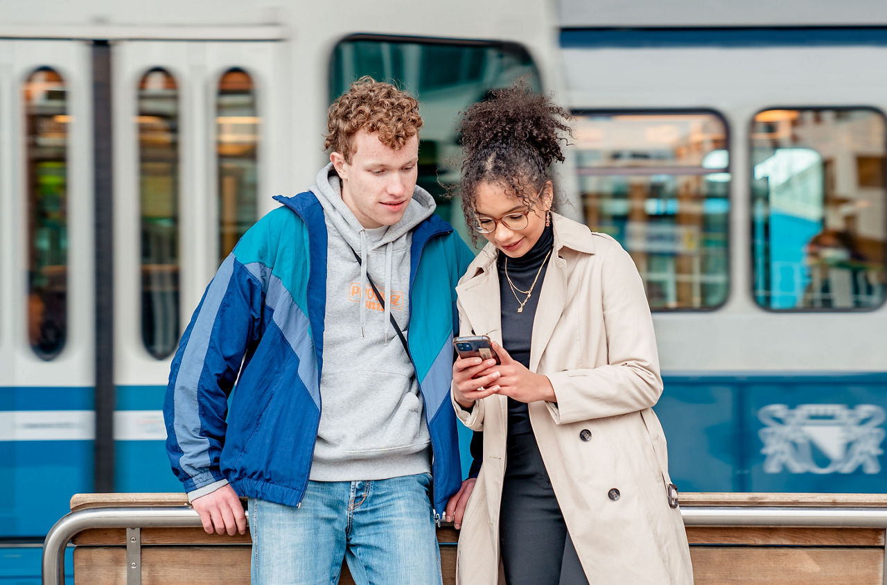 Naomi und Ramon sammeln Punkte mit der GreenBonus-App