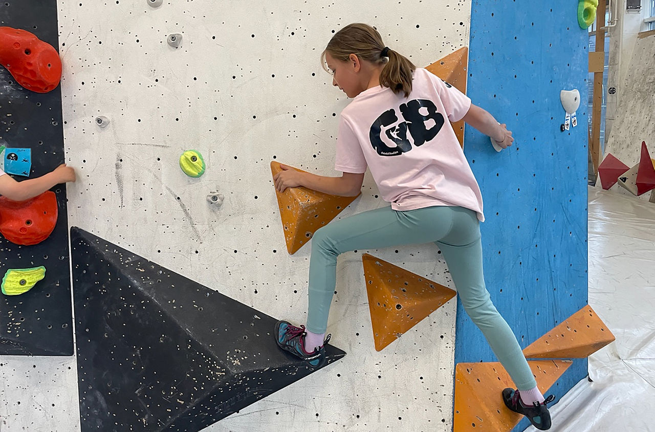 Kind im Kletterzentrum Milandia
