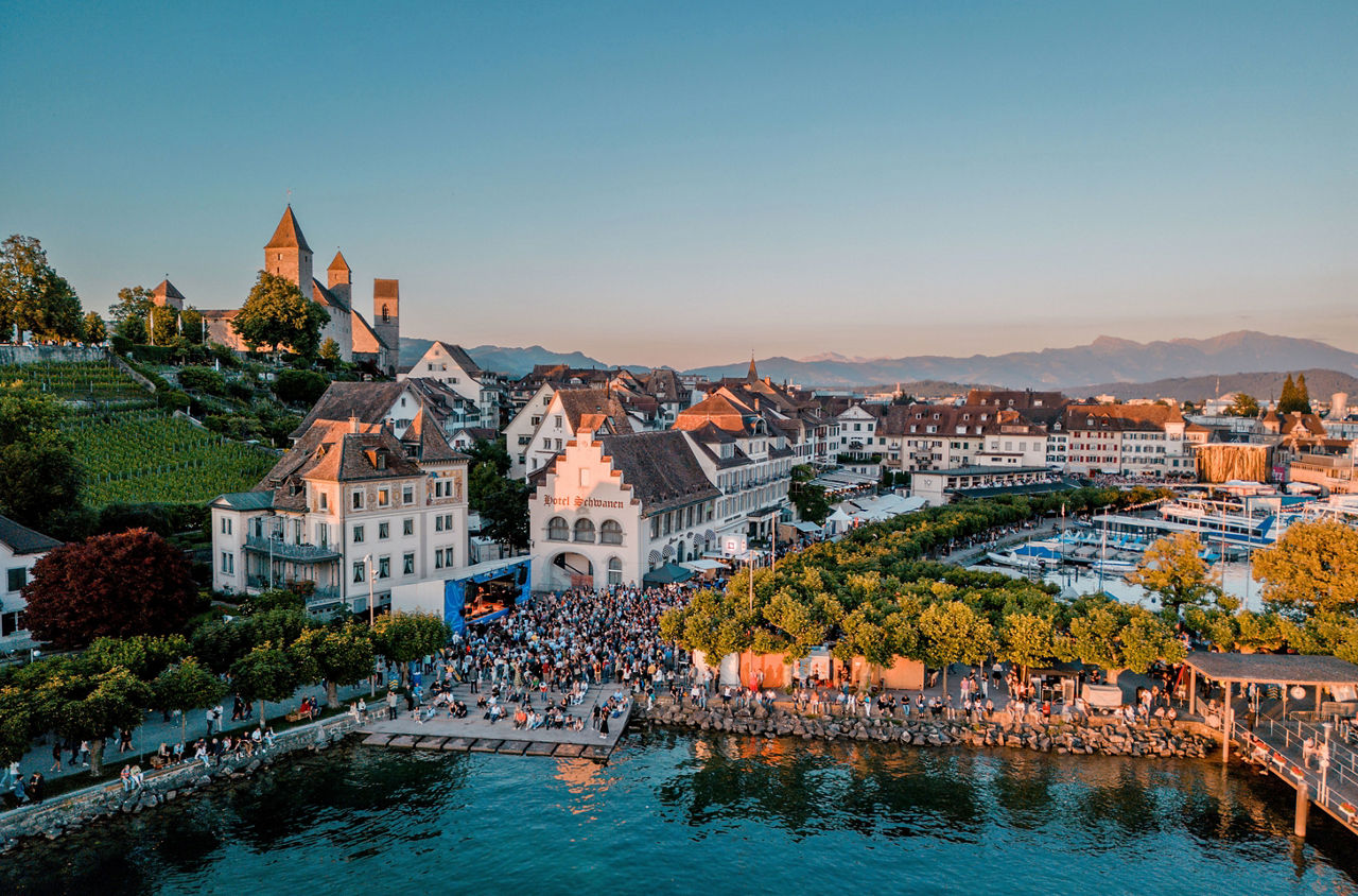 Blick auf Rapperswil-Jona von oben bei Sonnenuntergang. 