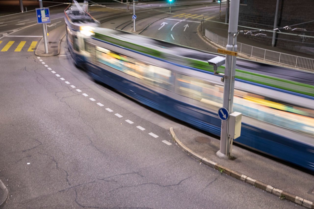 Tram fährt durch die Nacht.