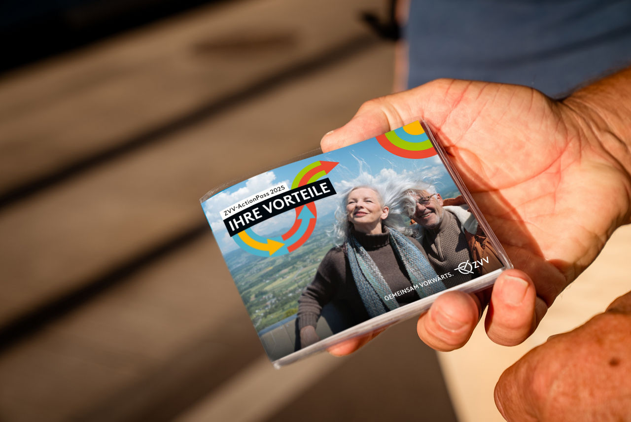 Frau kauft sich am ZZV-Automaten ein Ticket